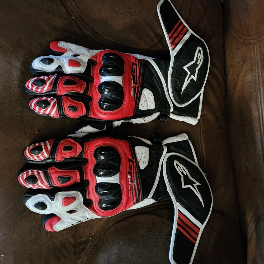 Alpinstar riding gloves, euro size XL. feels more like med to lrg. Us